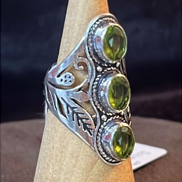 Gorgeous 3 Stone Floral Peridot Ring in Sterling Silver Sz 6 - Picture 3 of 10
